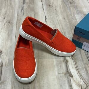 NWT TOMS Kameron Bright Orange Canvas Slip-Ons